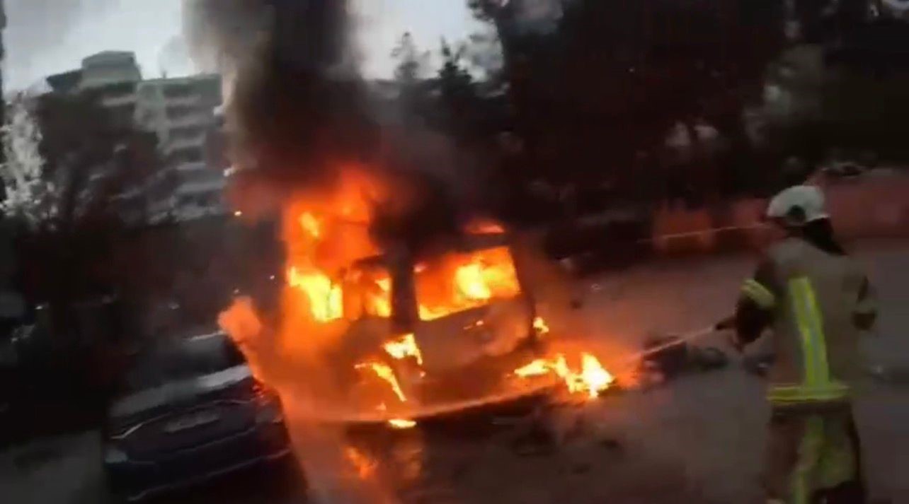 Diyarbakır’da park halindeki araçta çıkan yangın kamerada
?v=1