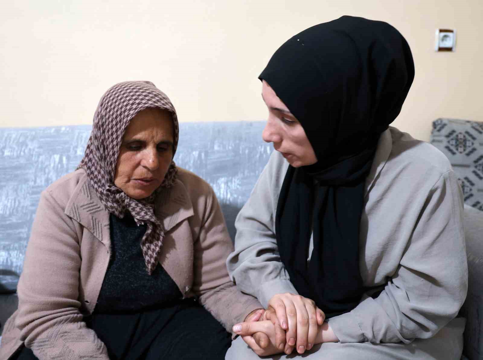 Ayrı şehirler, kayıp hayatlar: Cesetleri bulunamayan Gülistan Doku ve Mekiye Akyel’in ailesi Diyarbakır’da bir araya geldi
?v=1