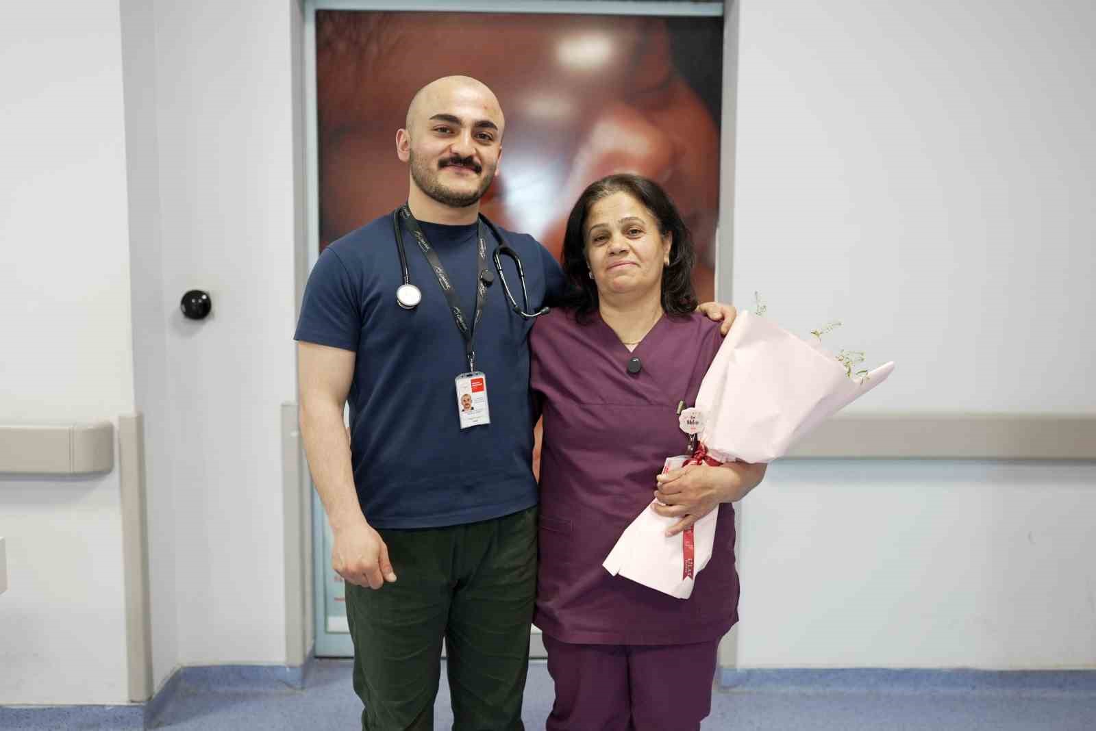 Hekim oğuldan ebe anneye Ebeler Haftası sürprizi
?v=1