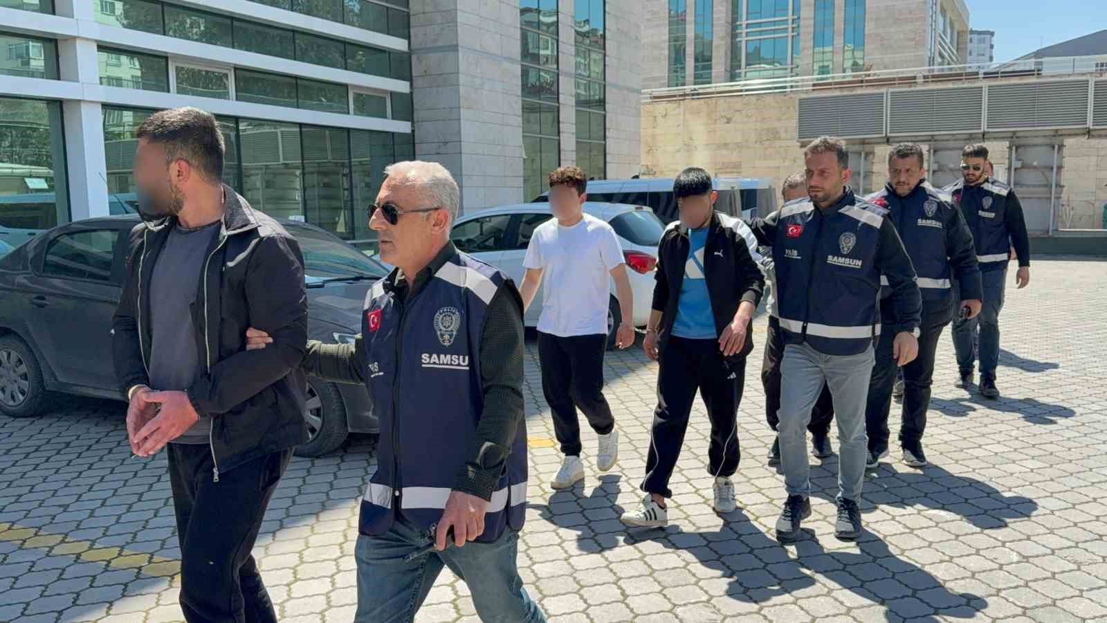 Bodrum katta dehşet: Konuşmak için çağırdıkları genci darp edip gasp ettiler
?v=1