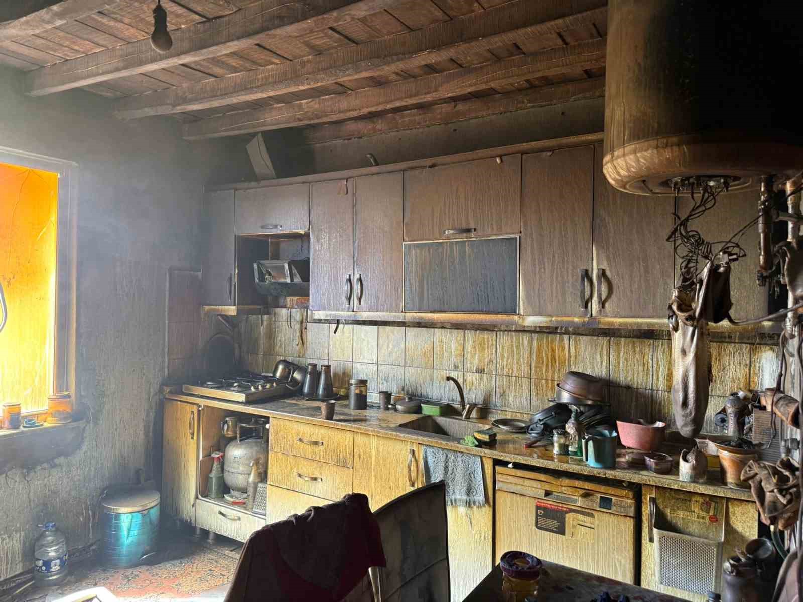 Alevlere teslim olan ev kullanılmaz hale geldi
?v=1