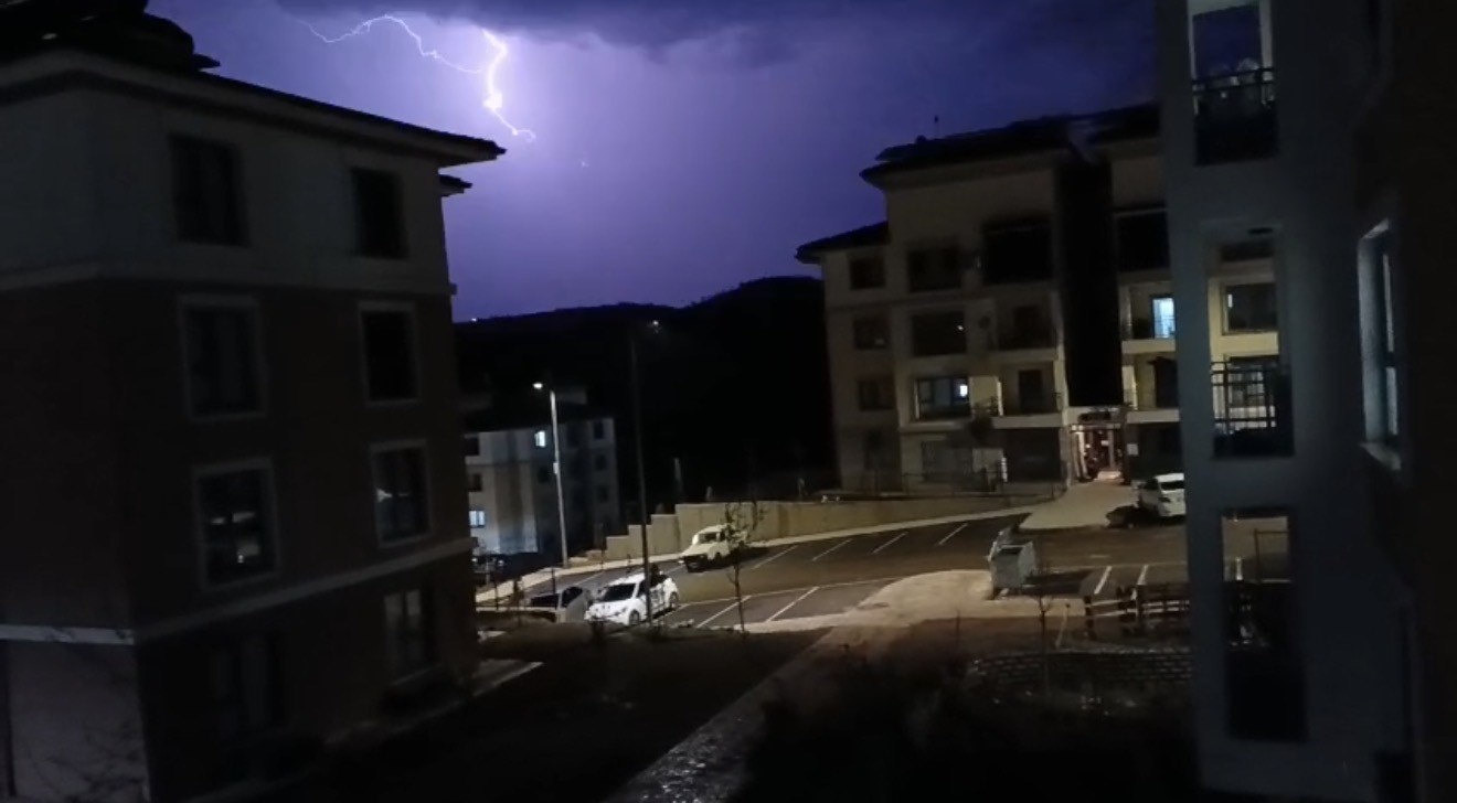 Adıyaman’da şimşekler geceyi aydınlattı
?v=1