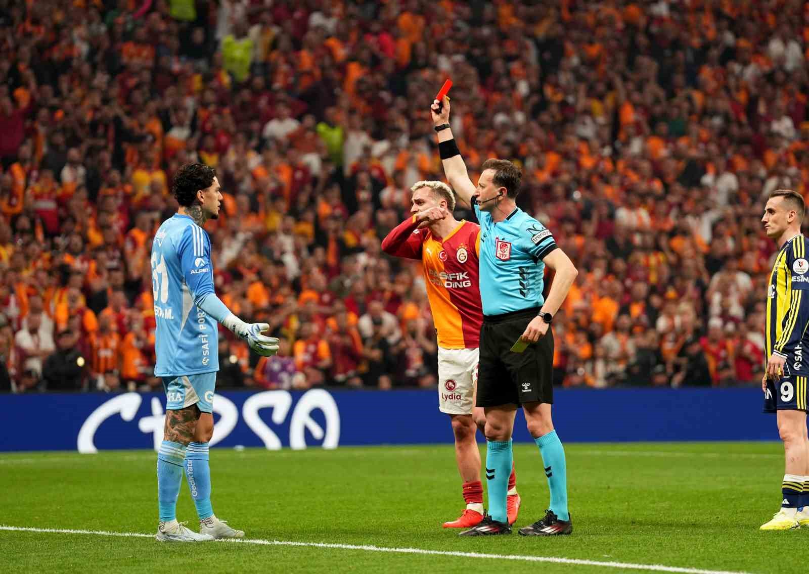 Ederson, derbide kırmızı kart gördü
?v=1