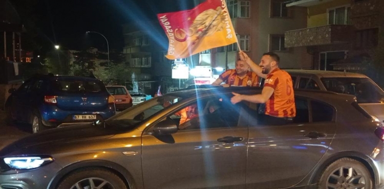 Zonguldak’ta taraftarlar Galatasaray’ın galibiyetini kutladı?v=1