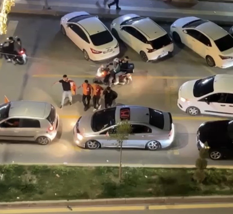 Osmaniye’de Galatasaray’ın derbi galibiyeti sonrası konvoy yapıldı
?v=1