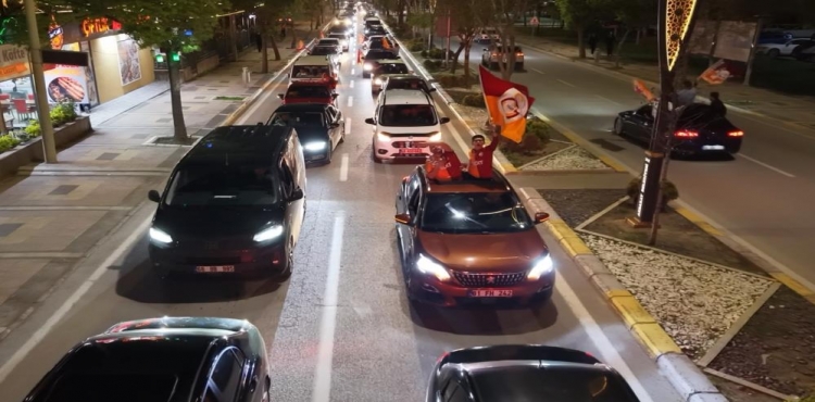 Aksaray sokaklarında Galatasaraylıların coşkulu kutlaması?v=1