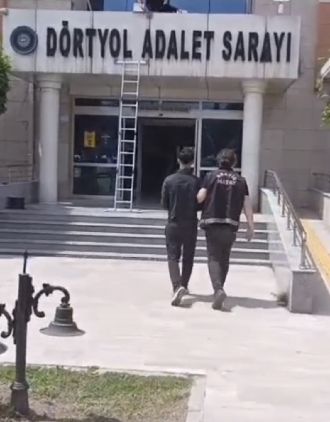 Erzin’de silahlı tehdit suçundan aranan hükümlü tutuklandı
?v=1