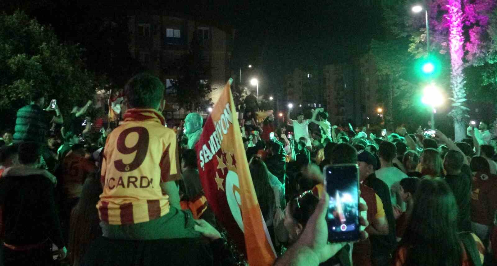 Antalya’da derbi galibiyetini kutlayan bir taraftar bıçakla yaralandı
?v=1