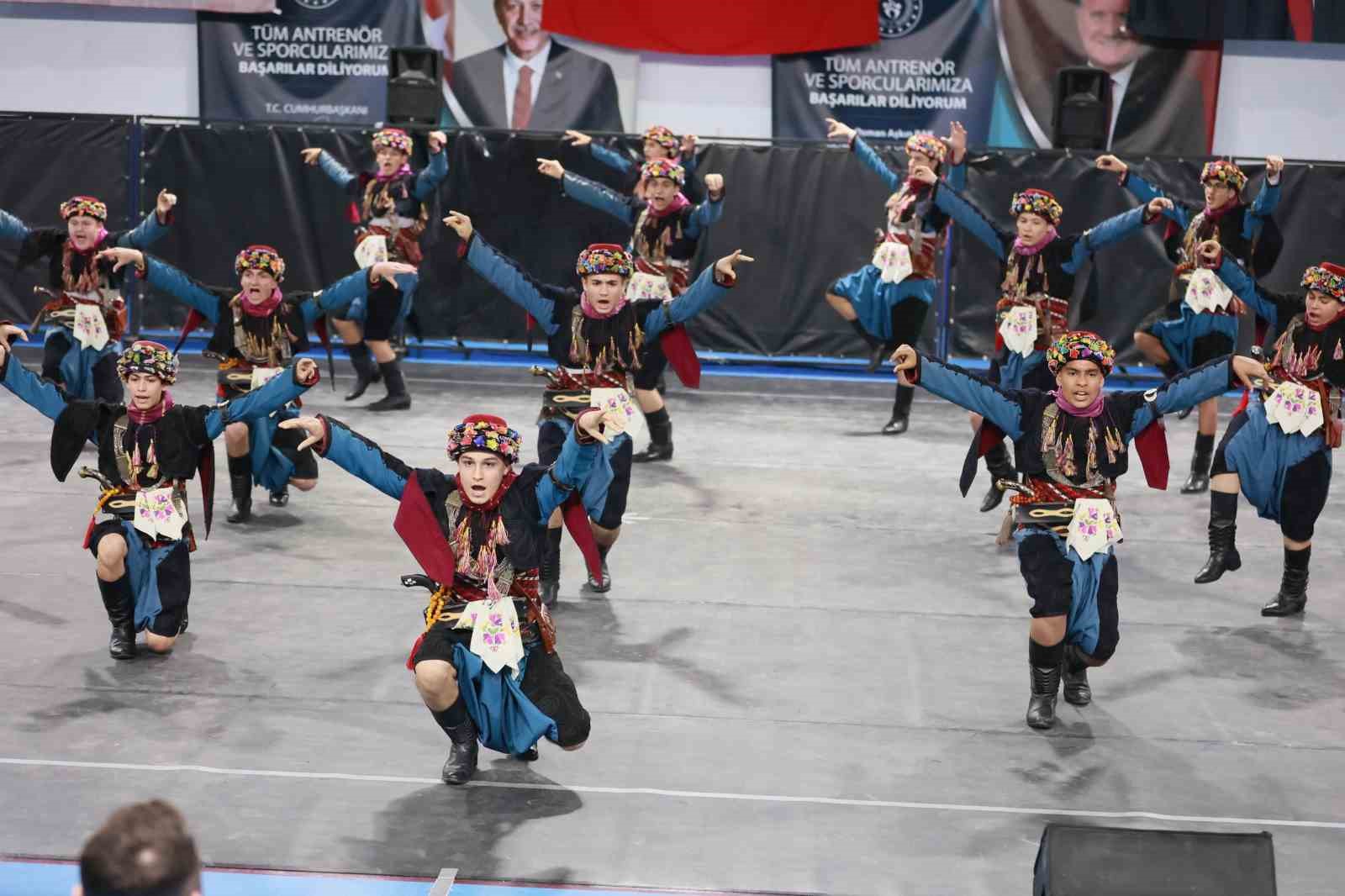 Halk oyunları şöleni Buldan’da izleyenleri mest etti
?v=1