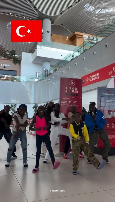 Ugandalı  Hypers Kids Africa  grubundan A Milli Futbol Takımı için özel koreografi
?v=1