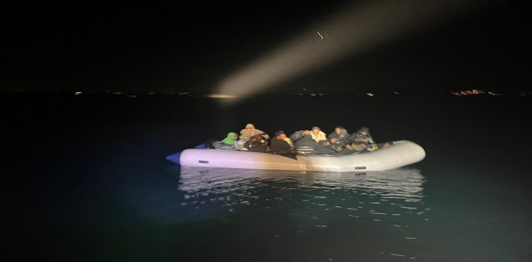 İzmir’de 9’u çocuk 25 düzensiz göçmen yakalandı?v=1
