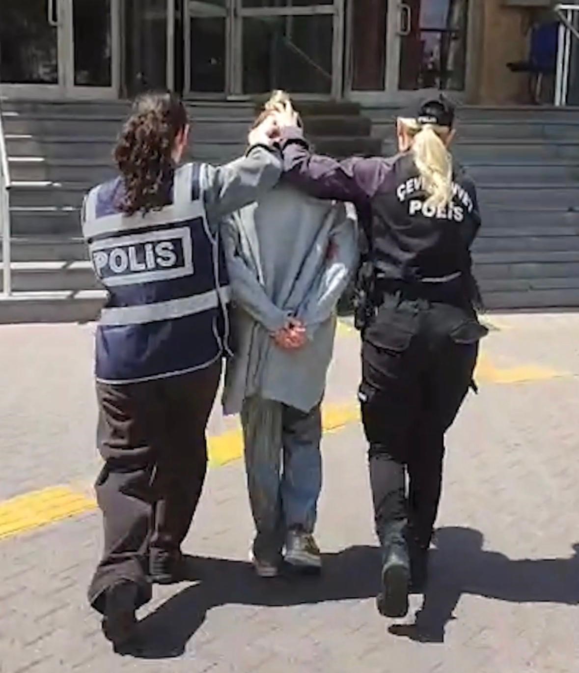 ‘Hırsızlık’ suçundan 13 yıl kesinleşmiş hapis cezası bulunan kadın yakalandı
?v=1