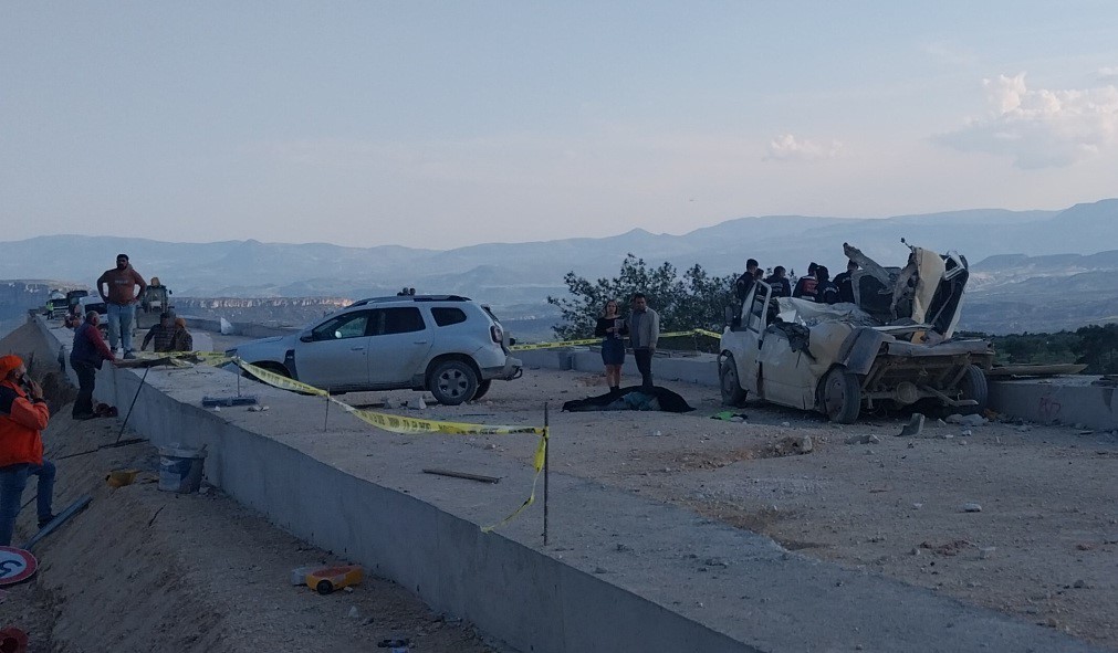 Tır rampaya çarptı, fırlayan mermerler minibüsü parçaladı: 1 ölü, 3 yaralı
?v=1