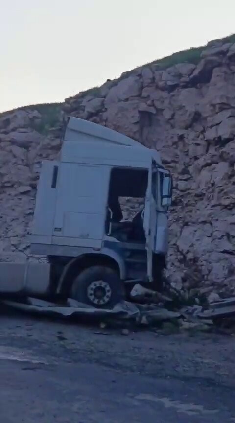 Siirt-Batman kara yolunda yoldan çıkan tır kaza yaptı: 1 yaralı
?v=1