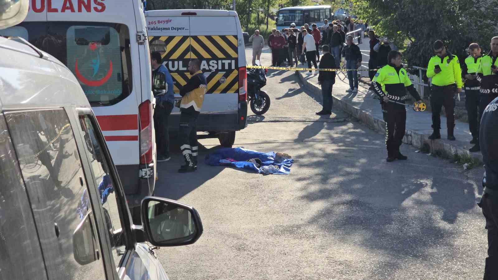 Annesinin elinden kurtulup yola fırlayan 3 yaşındaki Aybars servis aracının altında can verdi
?v=1