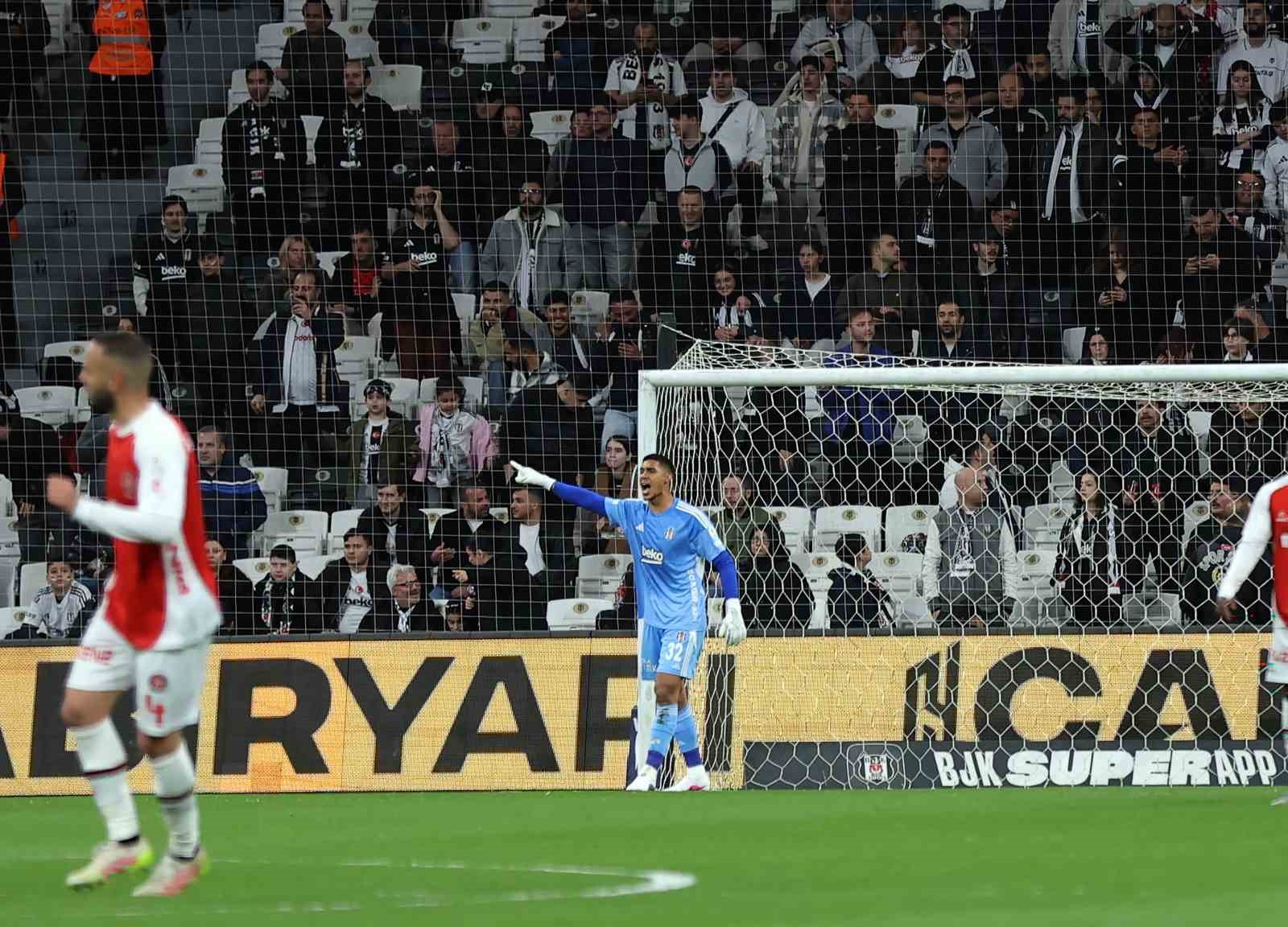 Devis Vasquez, ilk maçında kalesini gole kapadı
?v=1