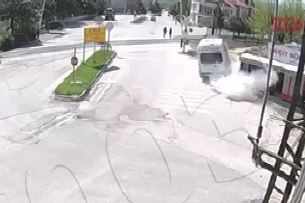 Servis minibüsü kaldırıma çarparak durağı yere serdi: İki genç kızın saniyelerle kurtulduğu kaza anı kamerada
?v=1