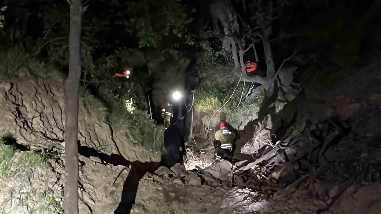 Uçuruma yuvarlanan 3 kişi operasyonla kurtarıldı
?v=1