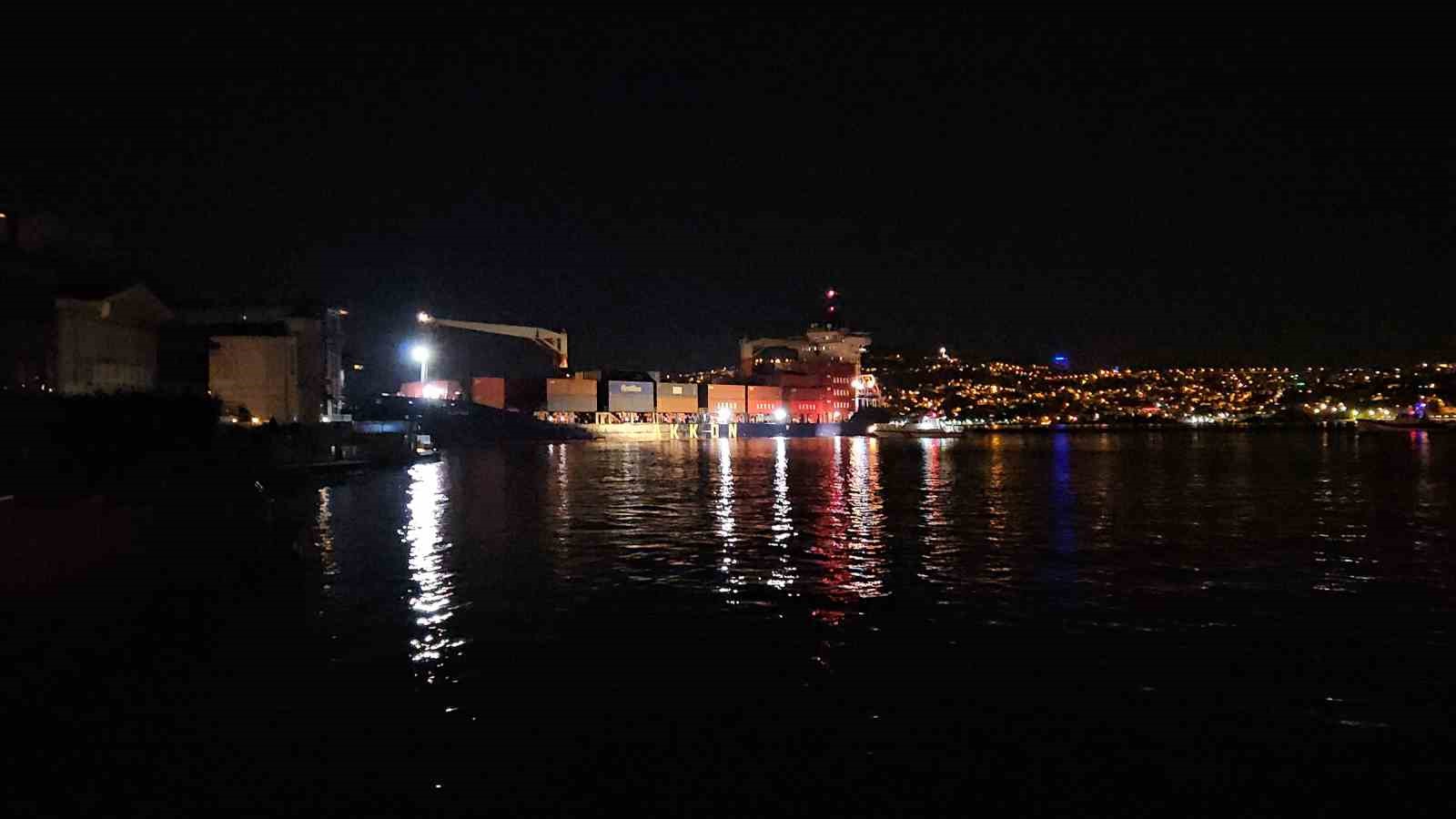 İstanbul Boğazı’nda gemi yalıya metreler kala karaya oturdu, geçişler geçici olarak durduruldu
?v=1