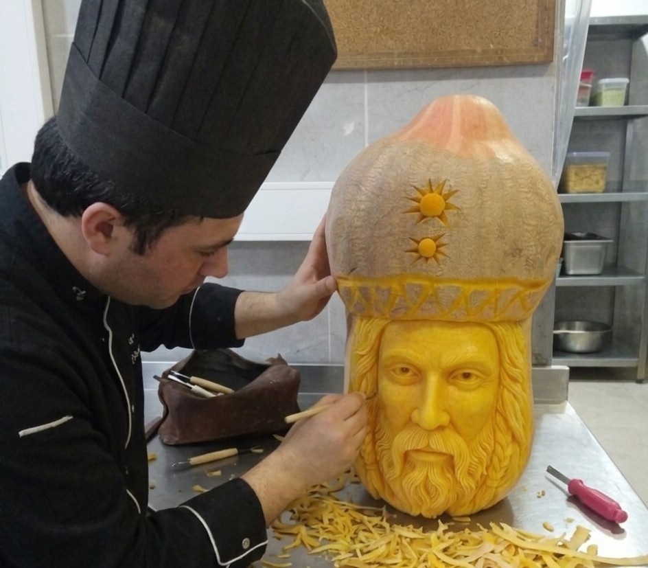 Karpuz ve bal kabağıyla mutfağı sanat atölyesine çeviriyor
?v=1