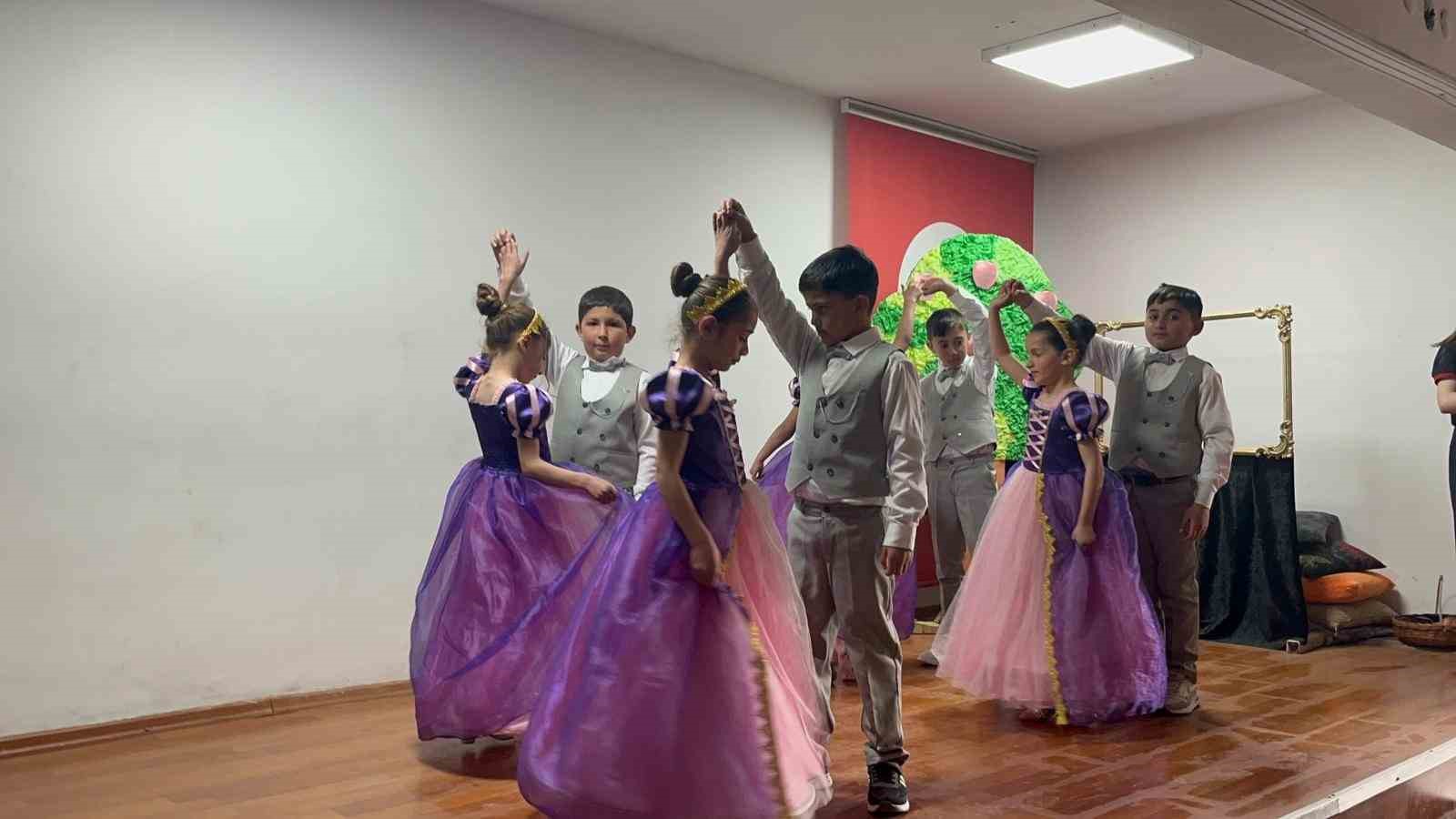 Kars’ta miniklerden büyük performans: Köy ilkokulu öğrencileri sahnede göz doldurdu
?v=1