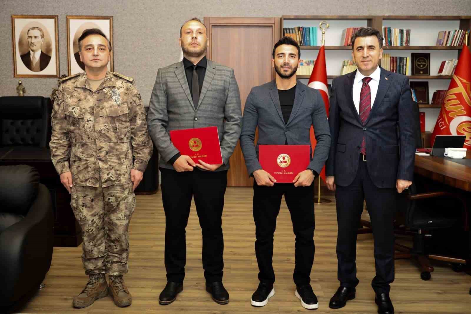 Tunceli’de boğulma tehlikesi geçiren çocuğu kurtaran polisler ödüllendirildi
?v=1