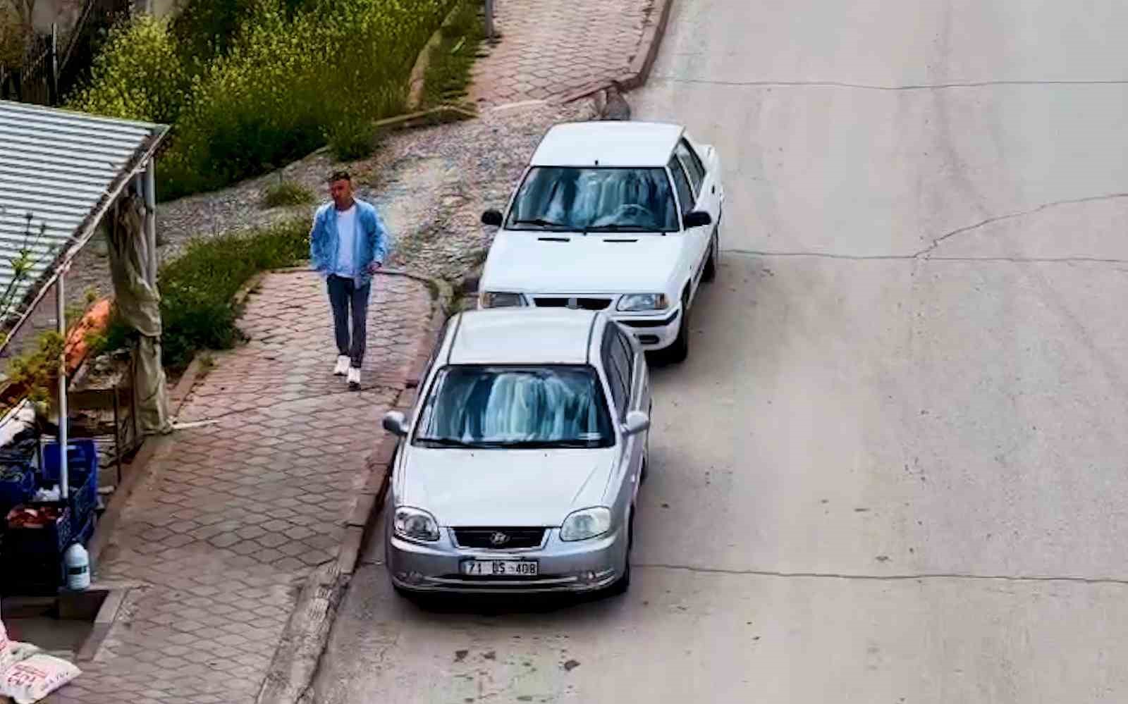 Aracını park edip uzaklaştı, dönüşte polisi karşısında buldu: Sürücüye ve araç sahibine 40’ar bin lira ceza
?v=1