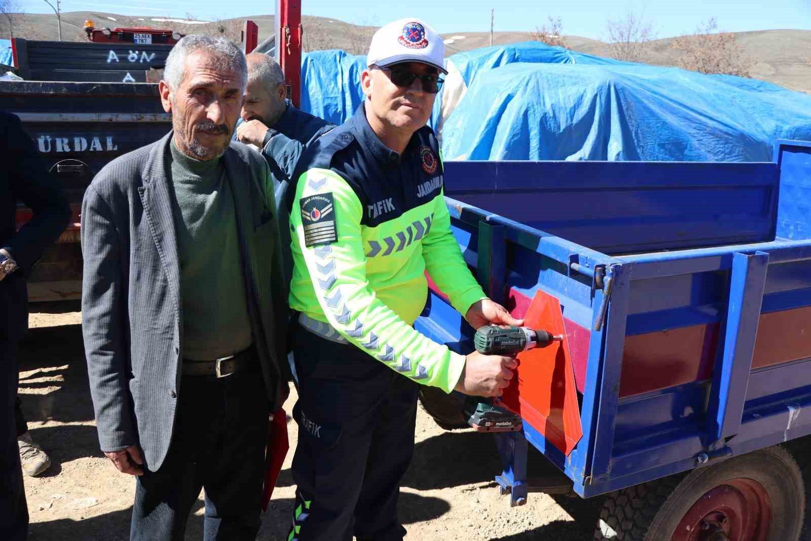 Tarla bahçe sezonu başlarken jandarmadan traktör kazalarına reflektörlü önlem
?v=1