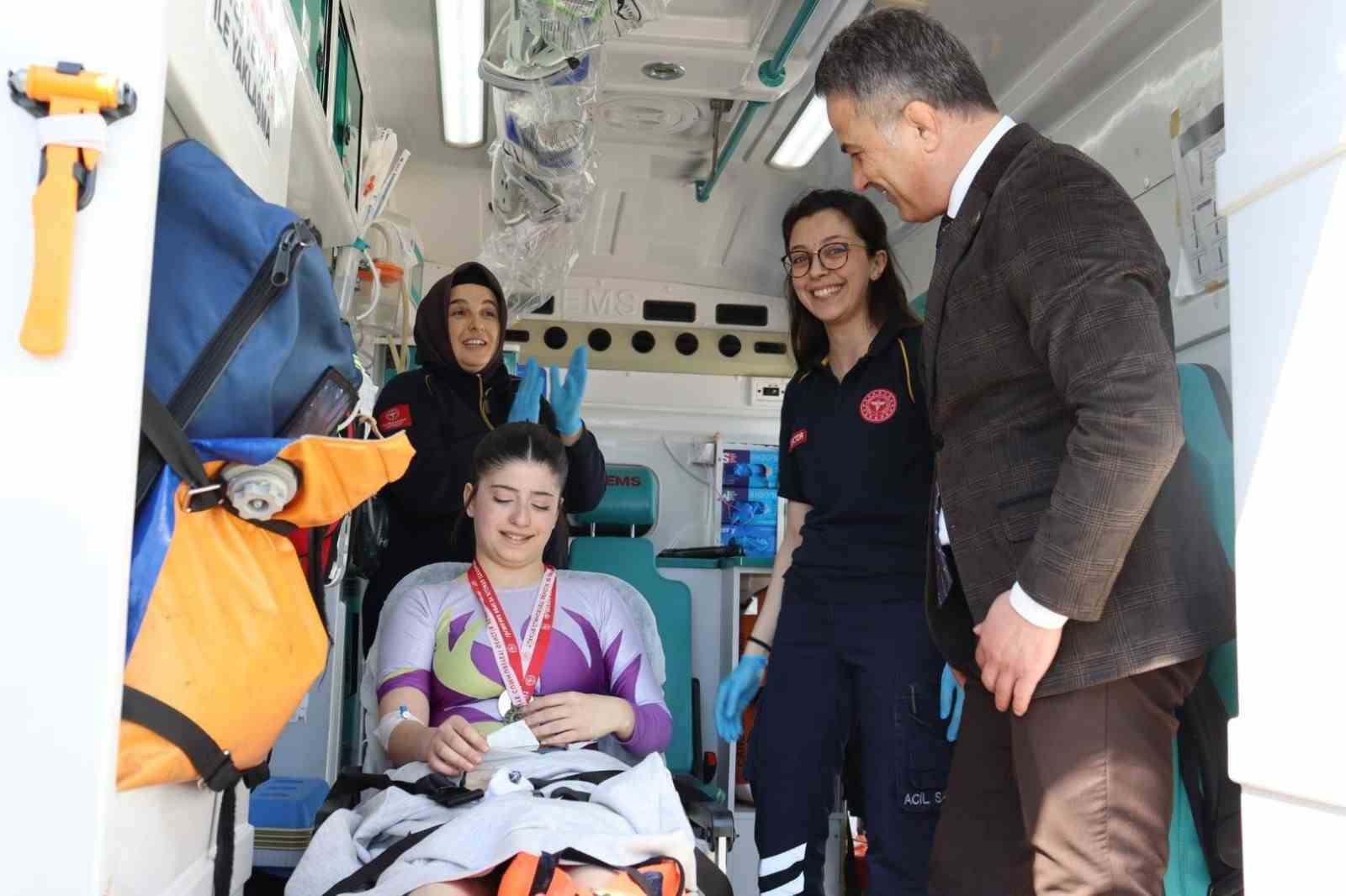 Madalyasını ambulansta aldı
?v=1