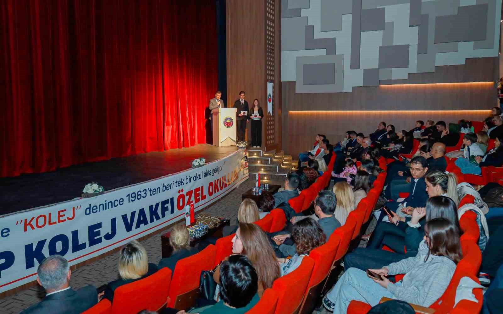 GKV’liler  Artiz Mektebi  adlı oyunu sahneledi
?v=1