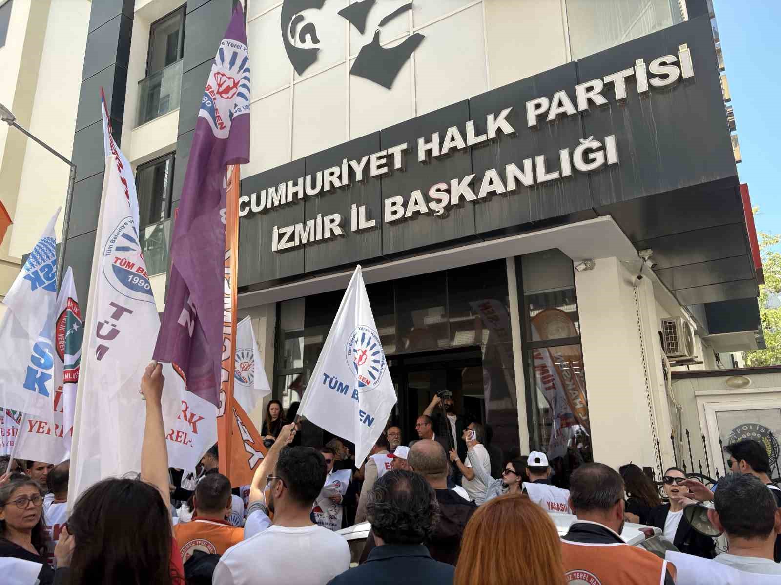 İzmir’de belediye memurları CHP’nin kapısına dayandı
?v=1