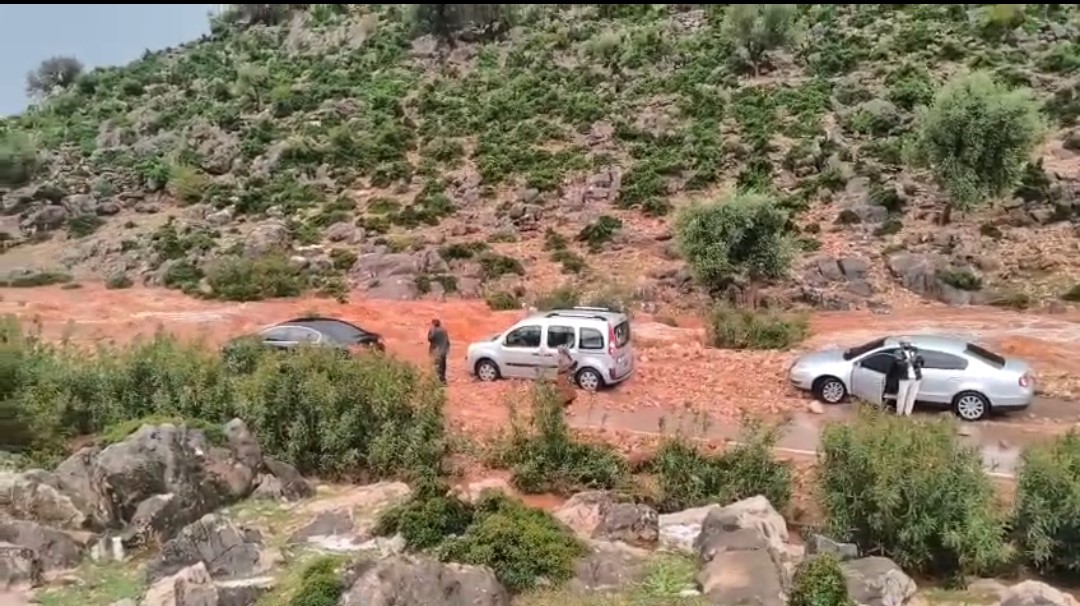Kozan’da sağanak ve dolu hayatı felç etti: Yollar kapandı, araçlar mahsur kaldı
?v=1