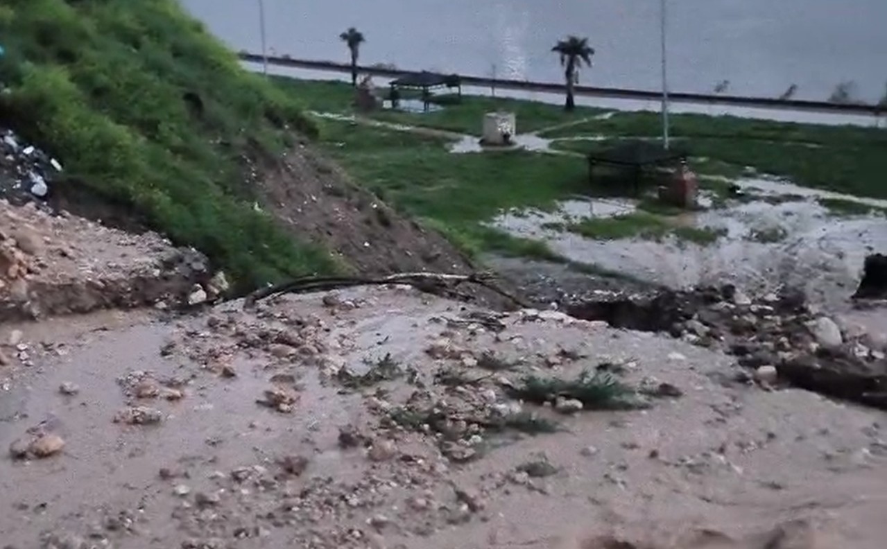 Cizre’de heyelan yolu kapattı, çok sayıda araç ve vatandaş mahsur kaldı
?v=1