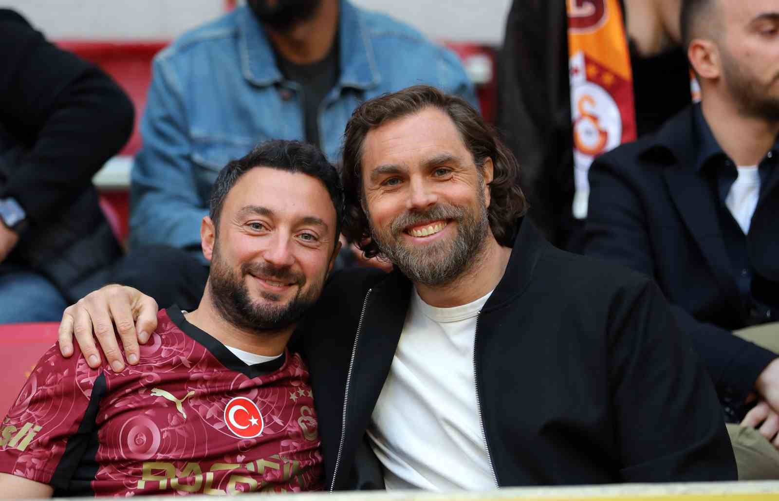 Galatasaray’dan stadyumda taraftara açık antrenman
?v=1