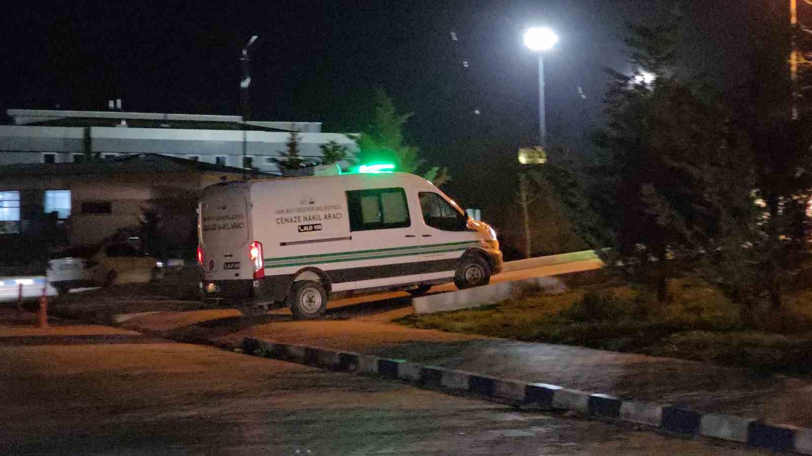 Köpeklerin saldırısında ölen çocuğun cenazesi Adli Tıp Kurumuna sevk edildi
?v=1