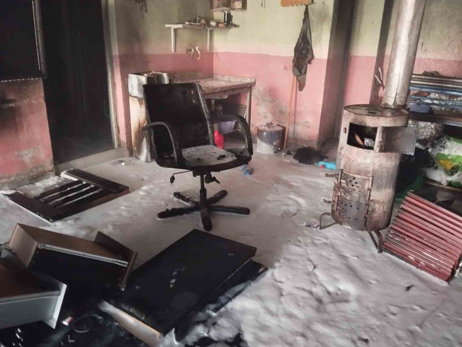 Kelkit’te sobaya dökülen tiner parladı: 1 kişi ağır yaralandı
?v=1