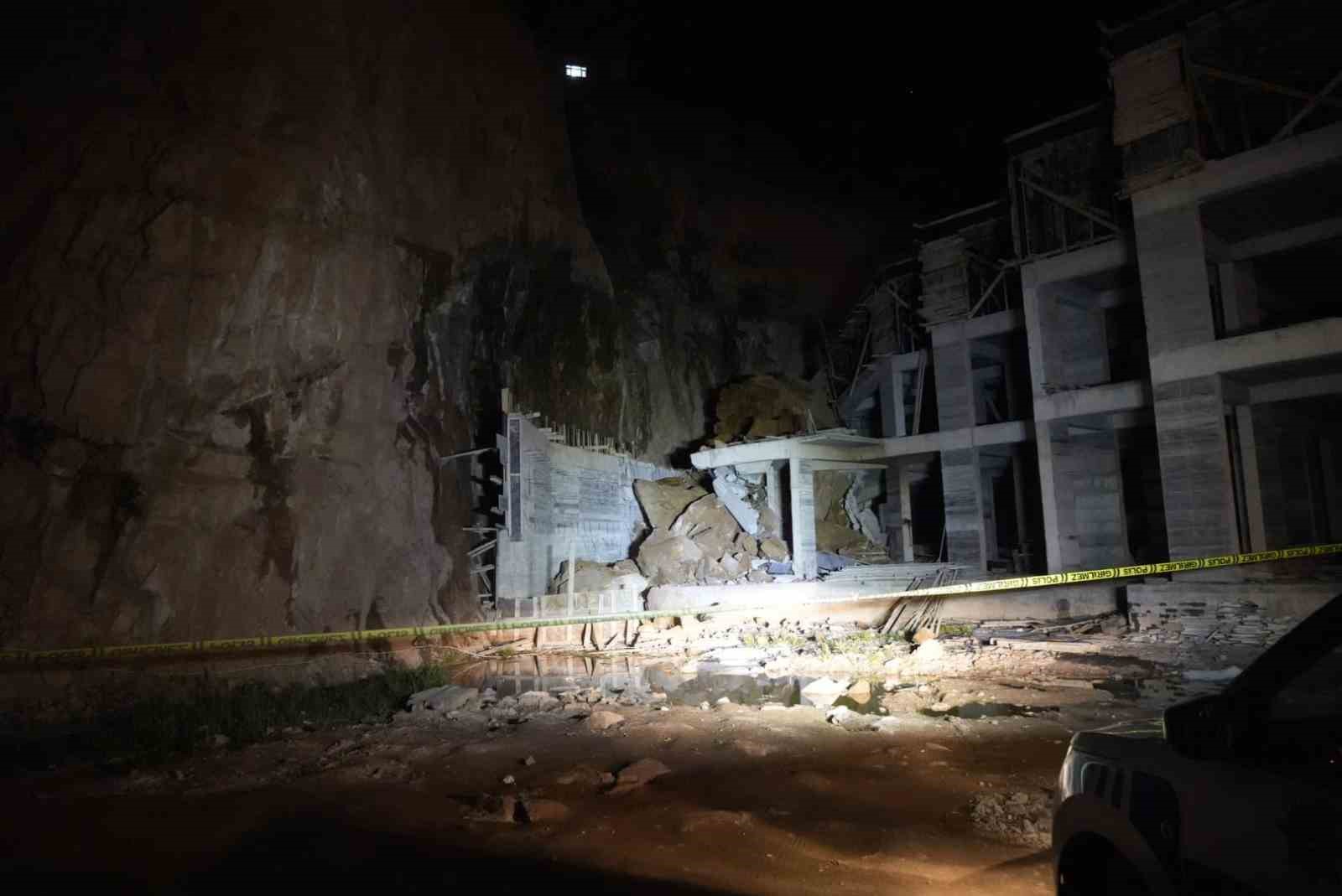 Gümüşhane’de yamaçtan kopan dev kayalar, inşaat halindeki binanın üstüne düştü
?v=1