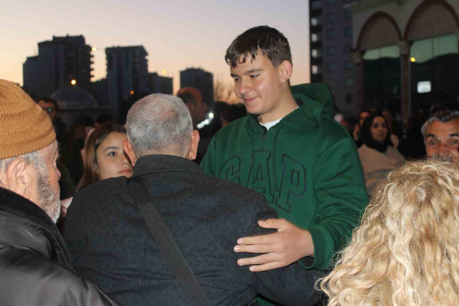 Kayseri’de hac kafilesi kutsal topraklara dualarla uğurlandı
?v=1