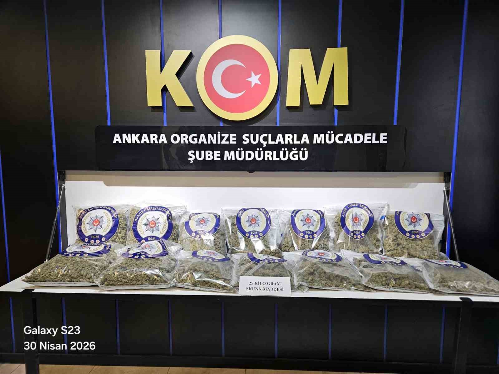 Silah kaçakçılığı ihbarında 25 kilogram uyuşturucu yakalandı
?v=1