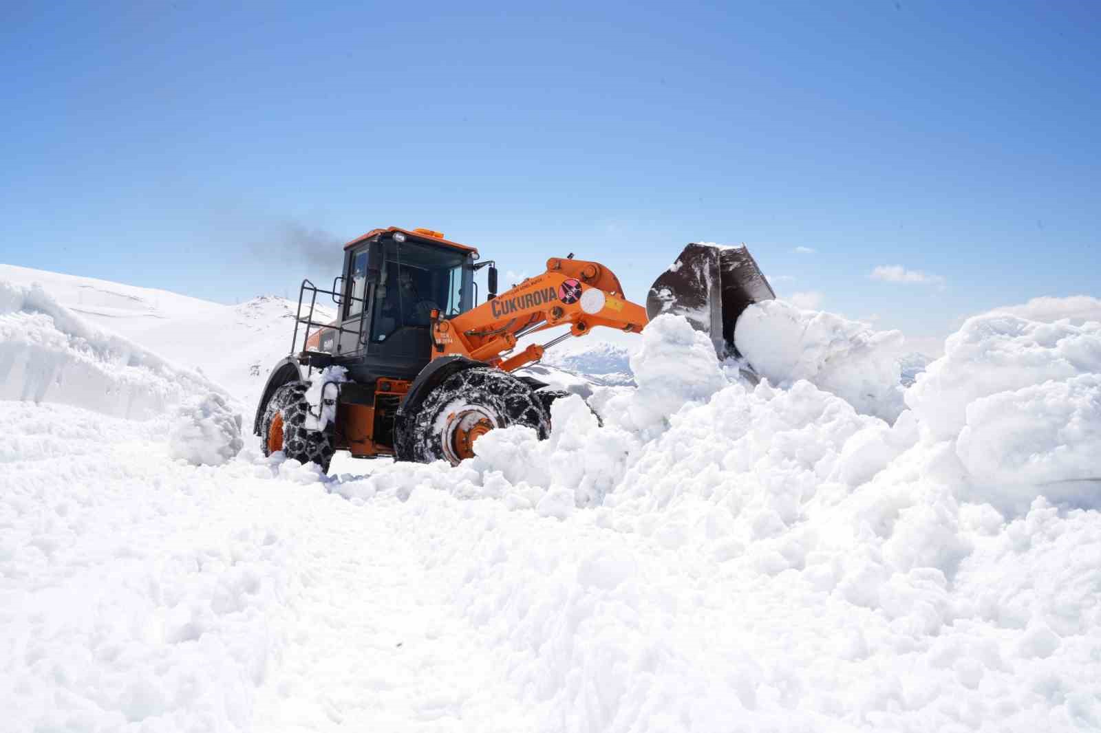 Bayburt’ta karla mücadele baharda da sürüyor: Soğanlı Geçidi’nde kıştan kalan karlar temizleniyor
?v=1