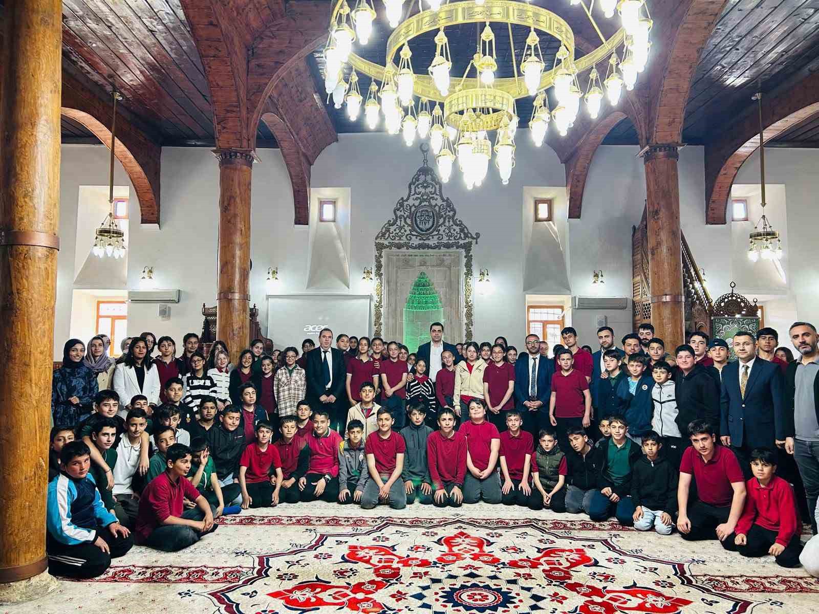 Kemah’ta değerler eğitimi camide gerçekleştirildi
?v=1