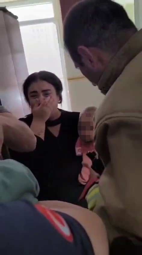 Parmağı sıkışan çocuğun korku dolu ağlayışı anneyi gözyaşı içerisinde bıraktı
?v=1