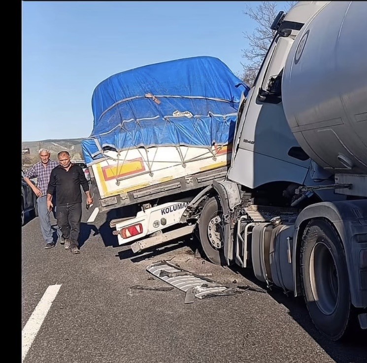 Bozüyük’te 2 tır çarpıştı, 1 yaralı
?v=1