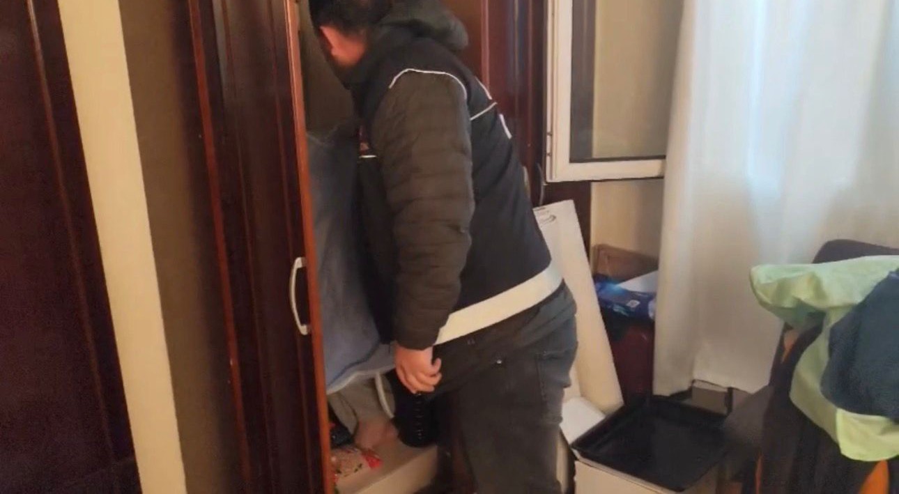 Dolaptan kıyafet değil  Torbacı  hükümlü çıktı
?v=1