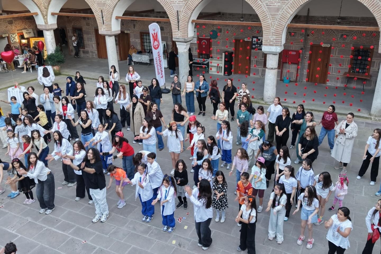 Dünya Dans Günü’nde renkli görüntüler
?v=1