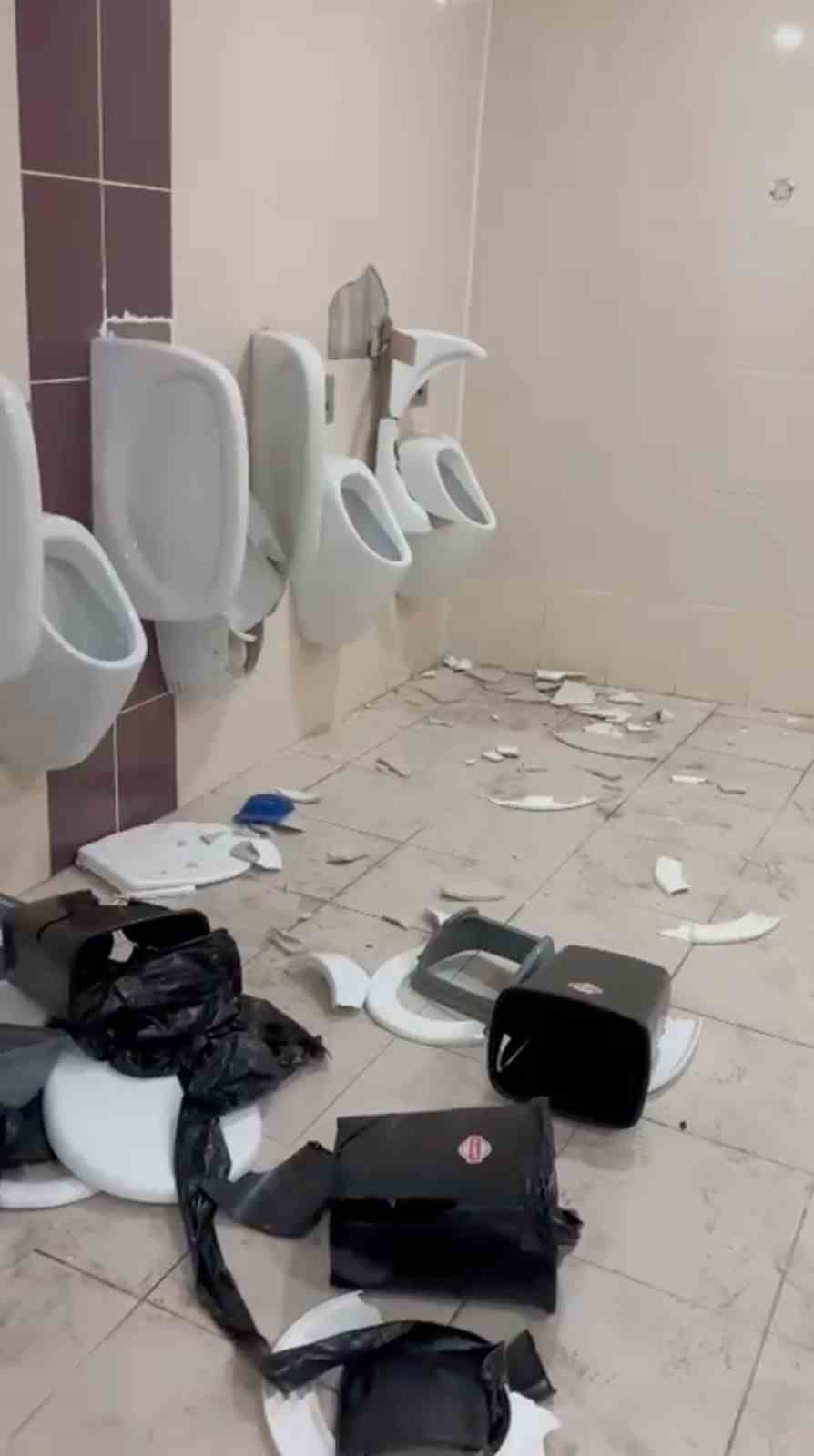 Elenen Balıkesirspor taraftarı hırsını deplasman tuvaletlerinden çıkardı
?v=1