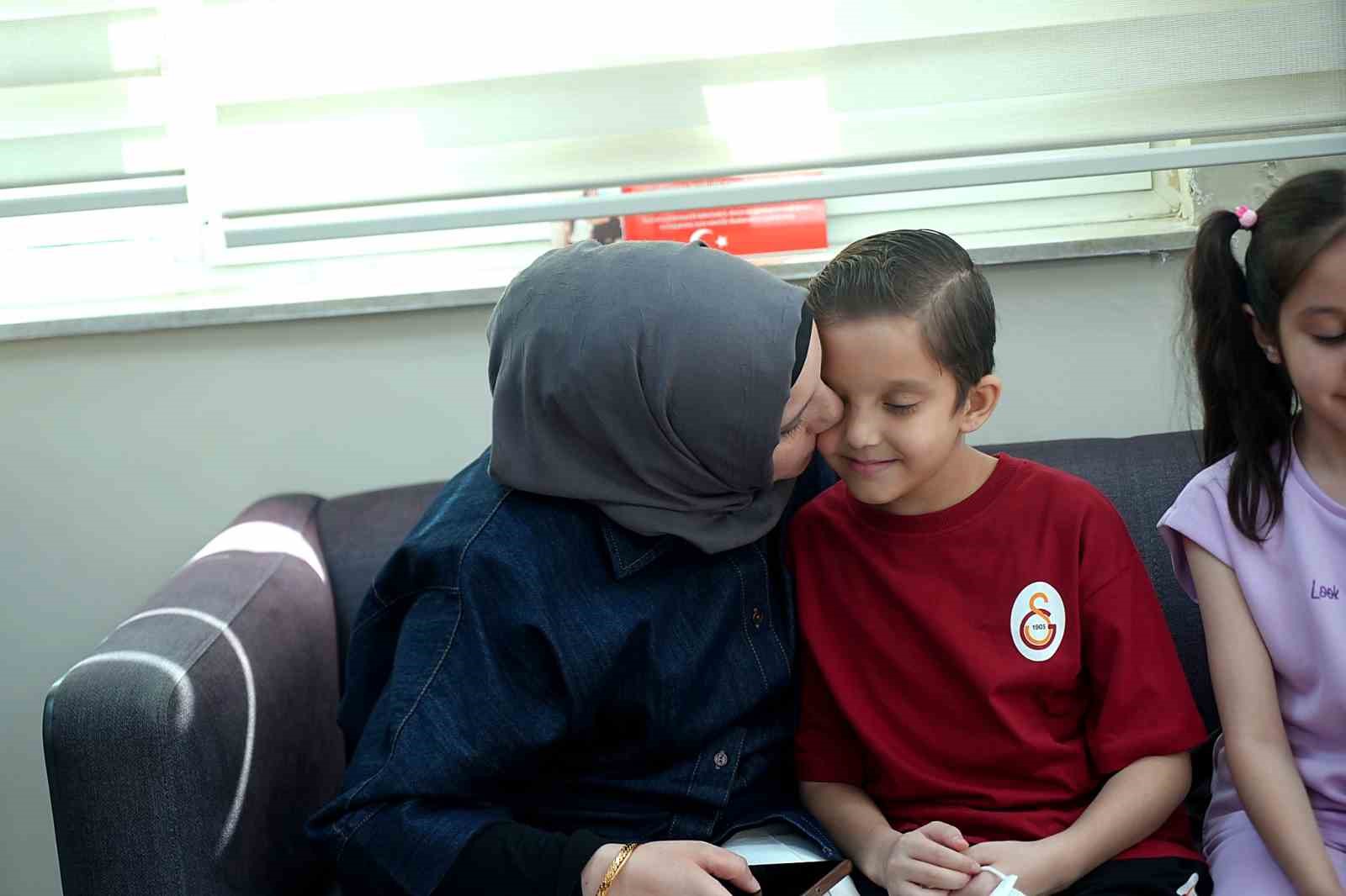 Kızını karaciğer nakli beklerken kaybetti, oğlu organ bağışıyla hayata tutundu
?v=1