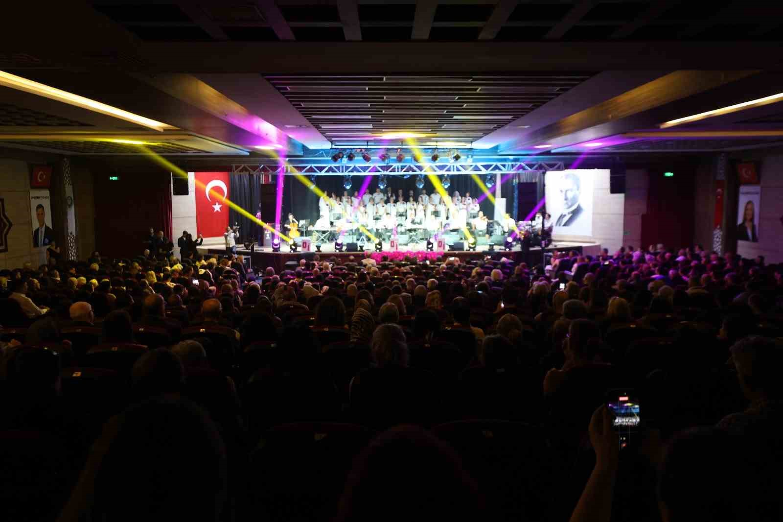 Yunusemre Türk Müziği Topluluğundan unutulmaz konser
?v=1