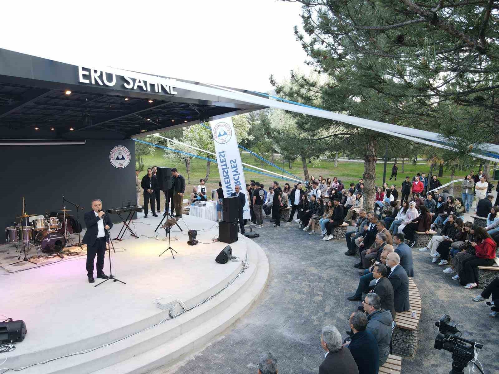 ERÜ sahne muhteşem konserle açıldı
?v=1