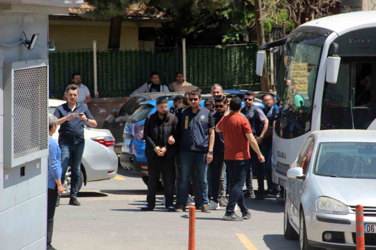 Şanlıurfa merkezli 11 ilde siber dolandırıcılık operasyonu: 42 gözaltı
?v=1